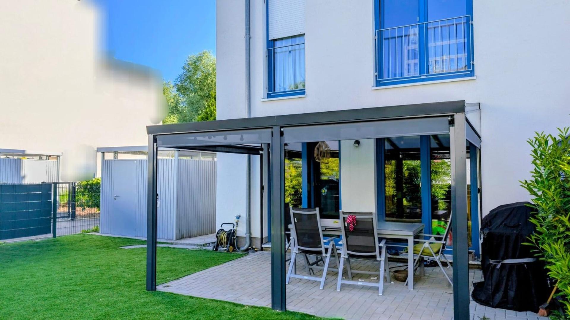 Überdachte Terrasse im Garten