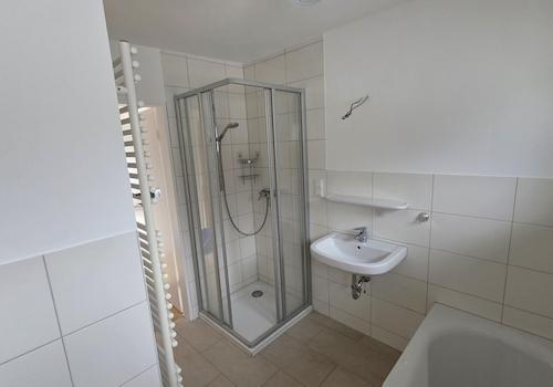 Bad mit WC, Wanne und Dusche