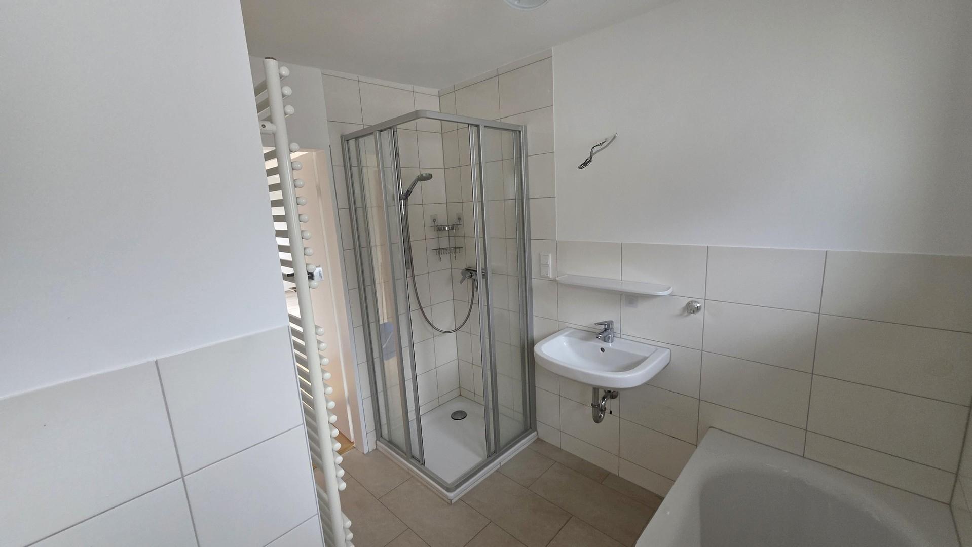 Bad mit WC, Wanne und Dusche