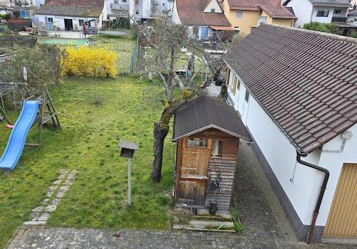 Blick vom Balkon in den Garten