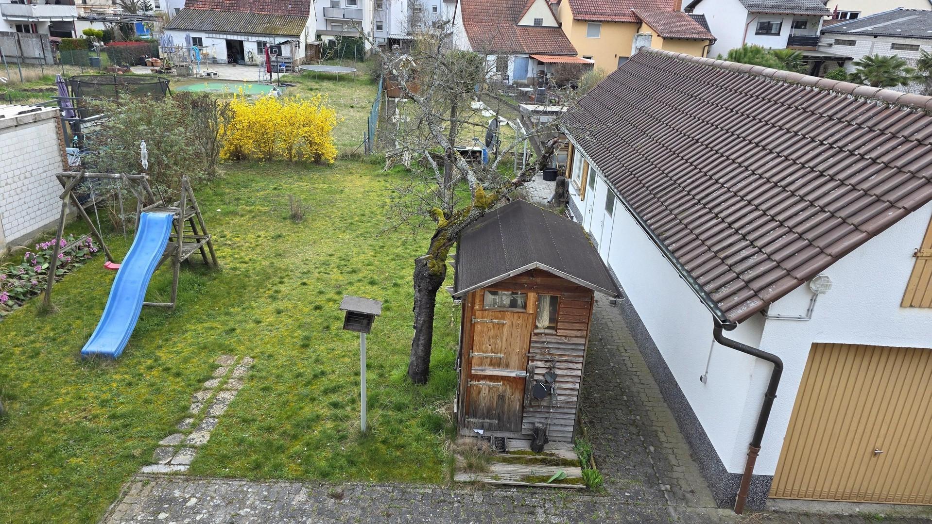 Blick vom Balkon in den Garten