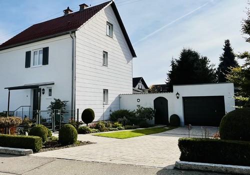 Einfahrt und Garage