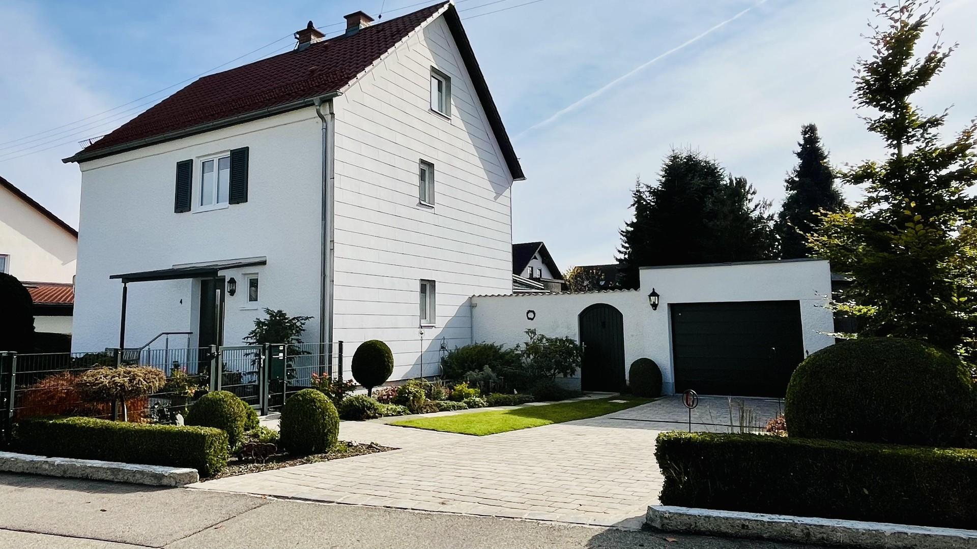 Einfahrt und Garage