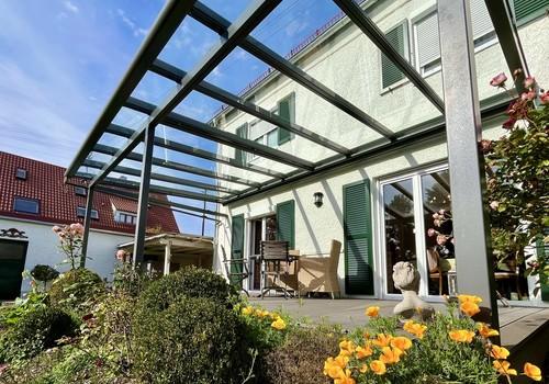 Terrasse mit Glasüberdachung
