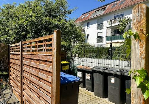 Verstecktes Müllhäuschen