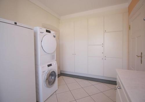 HWR mit WM, Trockner u. Einbauschrank EG