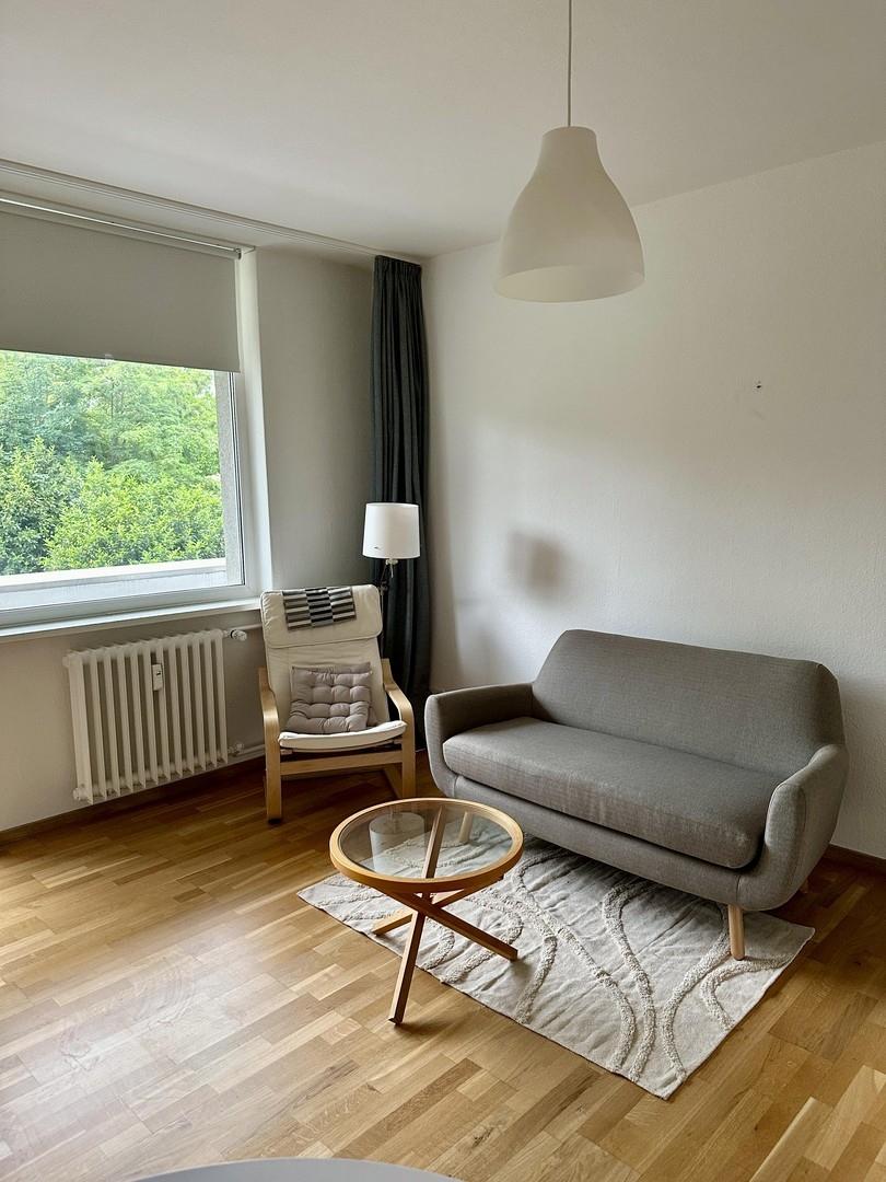 Wohnzimmer Blick zum Balkon