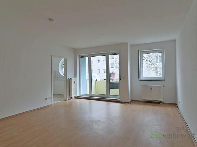 Wohnzimmer mit Balkon