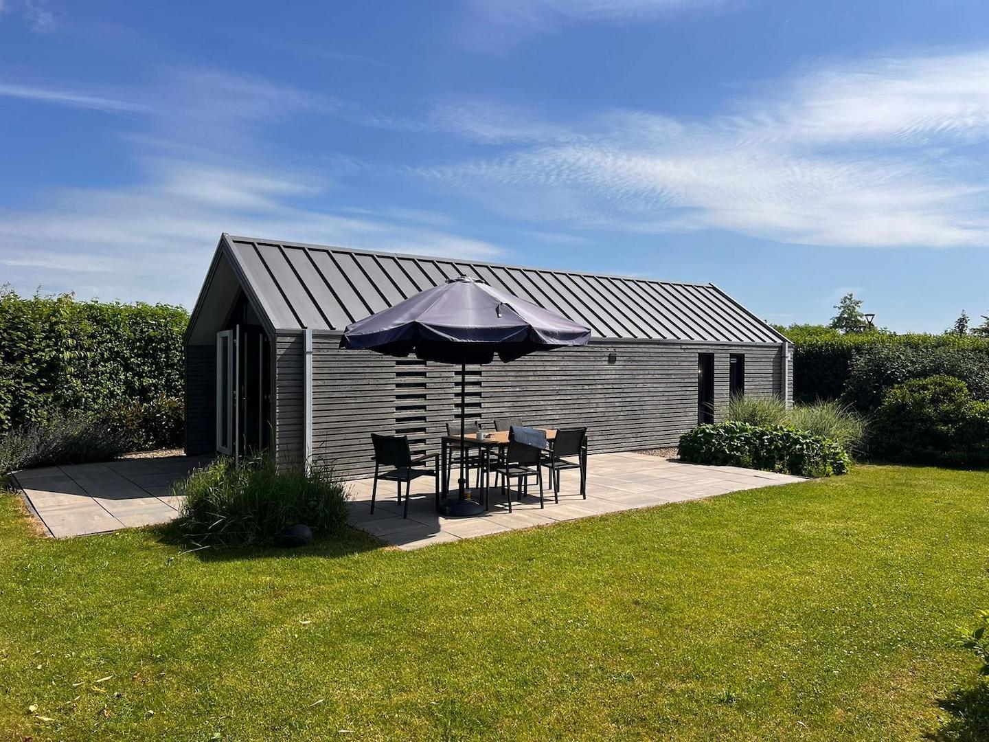 kaufen-freistehendes-ferienhaus-olburgen-aussenansicht-sonnenterrasse-recreatieadviseurs-vakantiehuistekoop-nl.jpg