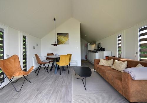 kaufen-freistehendes-ferienhaus-olburgen-wohnzimmer-mit-essbereich-grosszuegiges-interieur-recreatieadviseurs-vakantiehuistekoop-nl.jpg