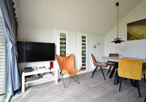 kaufen-freistehendes-ferienhaus-olburgen-wohnzimmer-mit-tv-moebel-und-essbereich-recreatieadviseurs-vakantiehuistekoop-nl.jpg