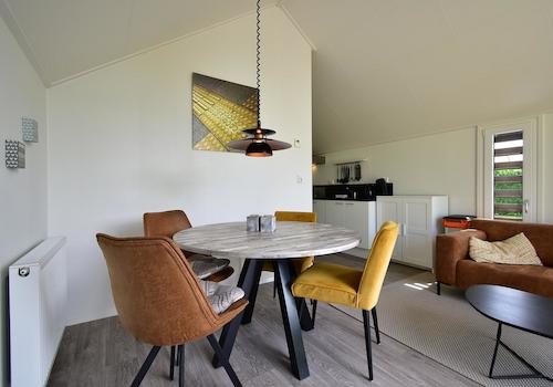 kaufen-freistehendes-ferienhaus-olburgen-esstisch-mit-blick-zur-kueche-recreatieadviseurs-vakantiehuistekoop-nl.jpg