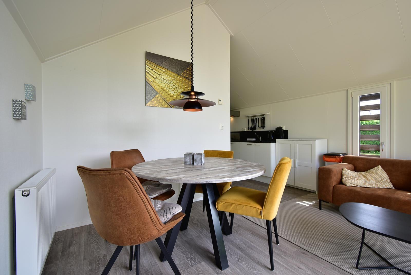 kaufen-freistehendes-ferienhaus-olburgen-esstisch-mit-blick-zur-kueche-recreatieadviseurs-vakantiehuistekoop-nl.jpg