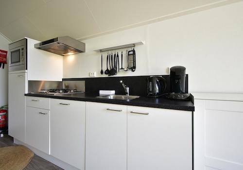 kaufen-freistehendes-ferienhaus-olburgen-moderne-offene-kueche-komplette-ausstattung-recreatieadviseurs-vakantiehuistekoop-nl.jpg