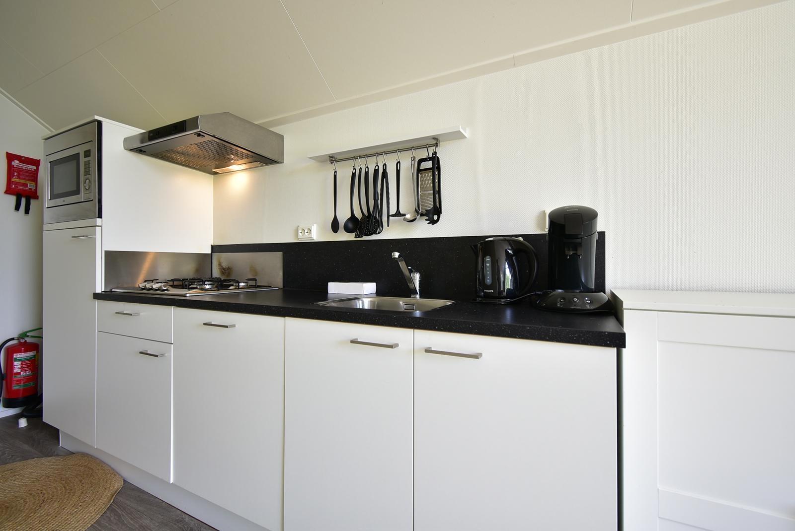 kaufen-freistehendes-ferienhaus-olburgen-moderne-offene-kueche-komplette-ausstattung-recreatieadviseurs-vakantiehuistekoop-nl.jpg