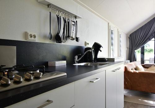 kaufen-freistehendes-ferienhaus-olburgen-offene-kueche-komplette-kuechenausstattung-recreatieadviseurs-vakantiehuistekoop-nl.jpg