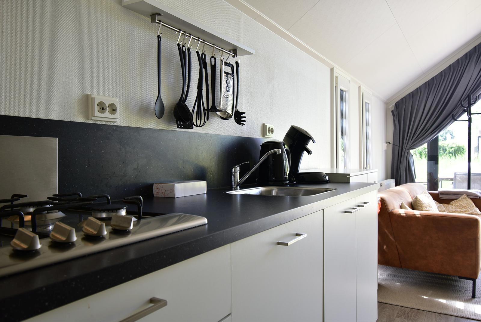 kaufen-freistehendes-ferienhaus-olburgen-offene-kueche-komplette-kuechenausstattung-recreatieadviseurs-vakantiehuistekoop-nl.jpg