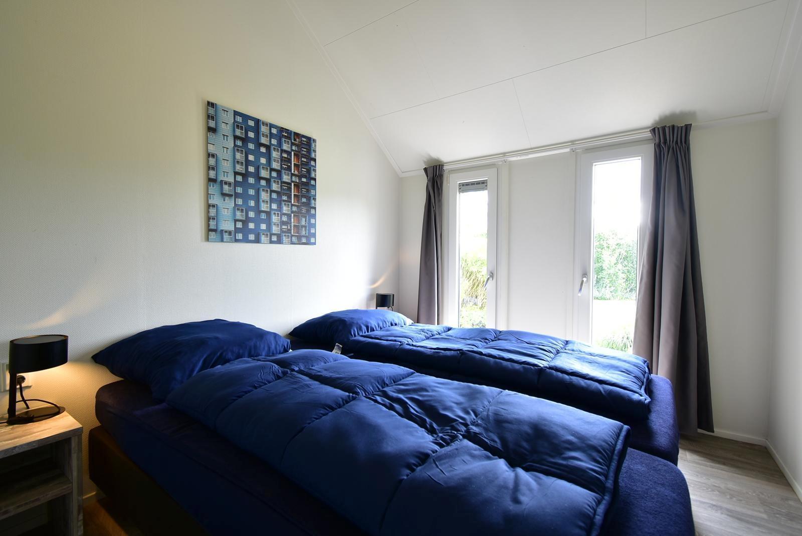 kaufen-freistehendes-ferienhaus-olburgen-hauptschlafzimmer-mit-gartenzugang-recreatieadviseurs-vakantiehuistekoop-nl.jpg