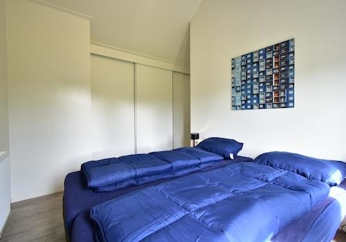 kaufen-freistehendes-ferienhaus-olburgen-hauptschlafzimmer-mit-einbauschrank-recreatieadviseurs-vakantiehuistekoop-nl.jpg
