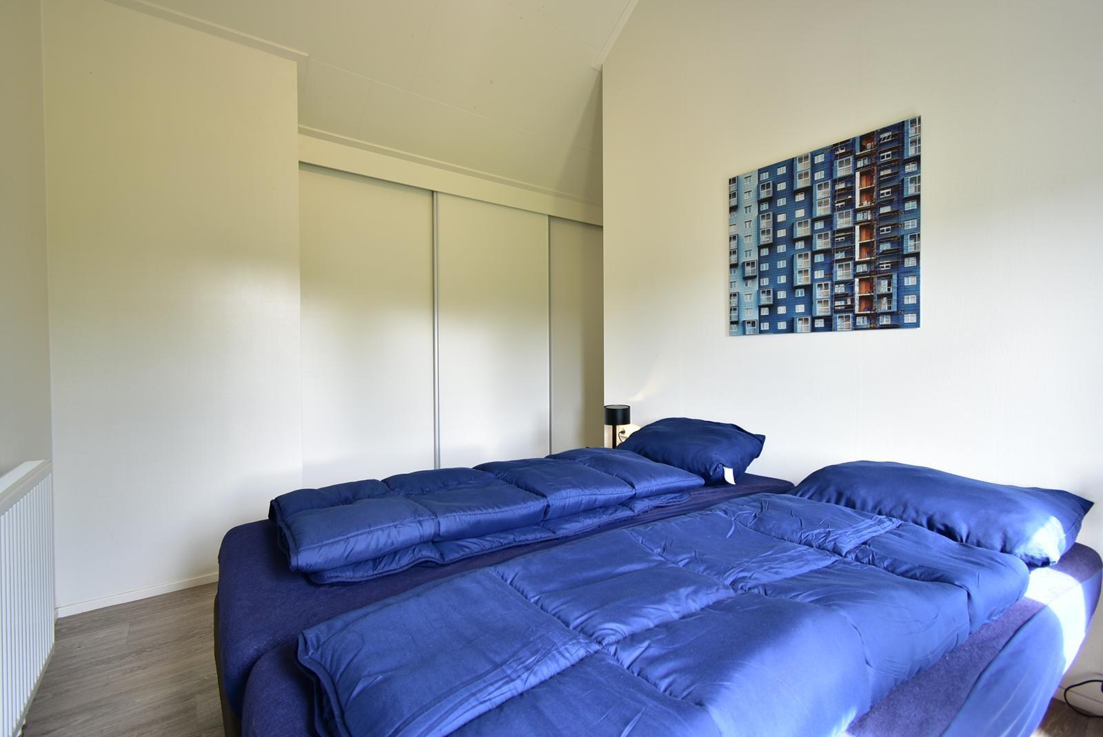 kaufen-freistehendes-ferienhaus-olburgen-hauptschlafzimmer-mit-einbauschrank-recreatieadviseurs-vakantiehuistekoop-nl.jpg