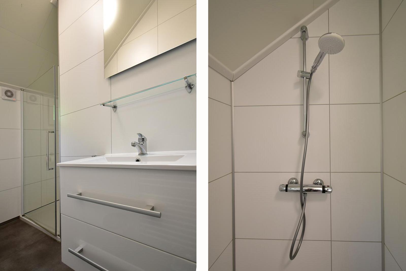 kaufen-freistehendes-ferienhaus-olburgen-badezimmer-waschtisch-und-duscharmatur-recreatieadviseurs-vakantiehuistekoop-nl.jpg