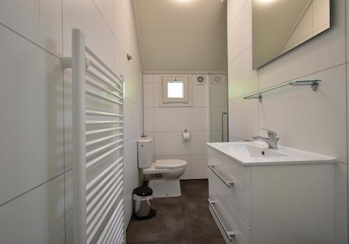 kaufen-freistehendes-ferienhaus-olburgen-modernes-badezimmer-mit-waschtisch-und-begehbarer-dusche-recreatieadviseurs-vakantiehuistekoop-nl.jpg