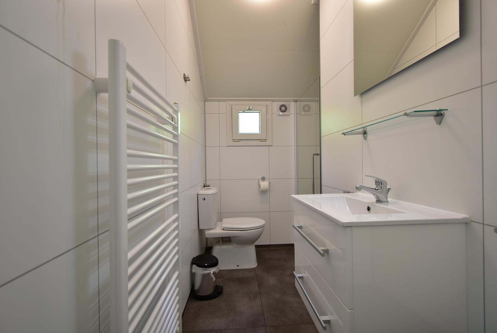 kaufen-freistehendes-ferienhaus-olburgen-modernes-badezimmer-mit-waschtisch-und-begehbarer-dusche-recreatieadviseurs-vakantiehuistekoop-nl.jpg