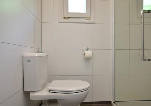 kaufen-freistehendes-ferienhaus-olburgen-toilette-gepflegte-sanitaeranlagen-recreatieadviseurs-vakantiehuistekoop-nl.jpg