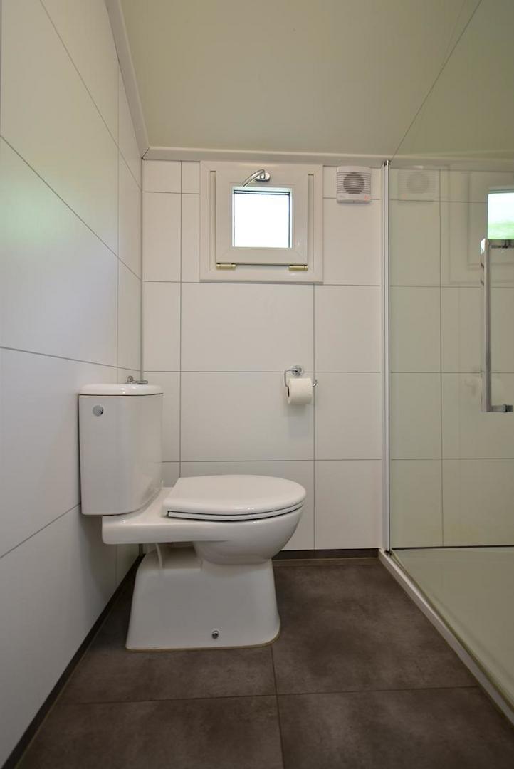kaufen-freistehendes-ferienhaus-olburgen-toilette-gepflegte-sanitaeranlagen-recreatieadviseurs-vakantiehuistekoop-nl.jpg