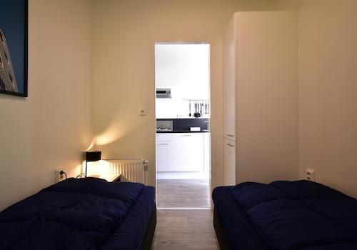 kaufen-freistehendes-ferienhaus-olburgen-zweites-schlafzimmer-blick-zur-kueche-recreatieadviseurs-vakantiehuistekoop-nl.jpg