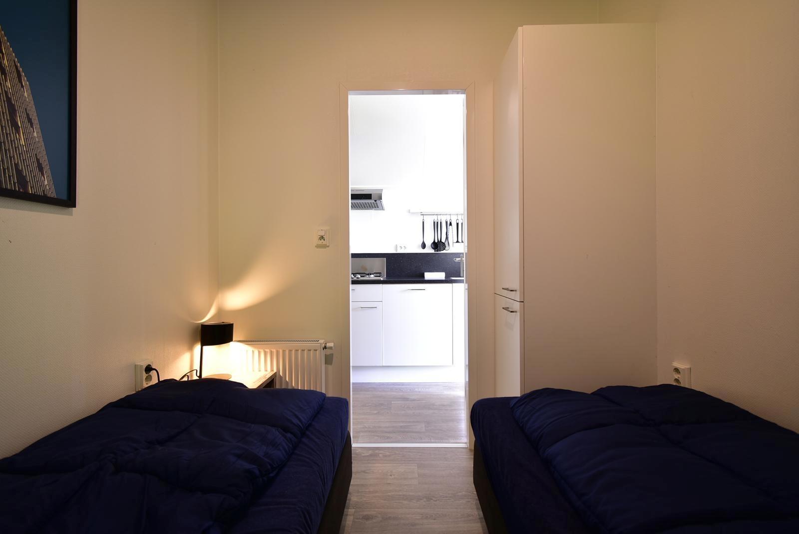 kaufen-freistehendes-ferienhaus-olburgen-zweites-schlafzimmer-blick-zur-kueche-recreatieadviseurs-vakantiehuistekoop-nl.jpg