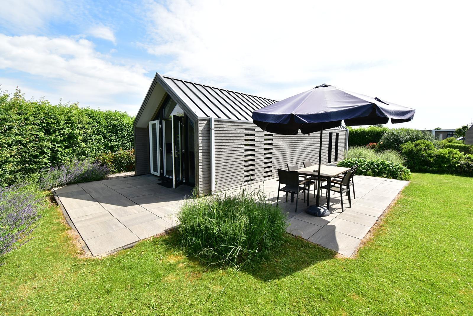 kaufen-freistehendes-ferienhaus-olburgen-aussenansicht-sonnenterrasse-recreatieadviseur-vakantiehuistekoop-nl.jpg