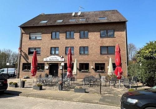 Frontansicht mit Außenbereich