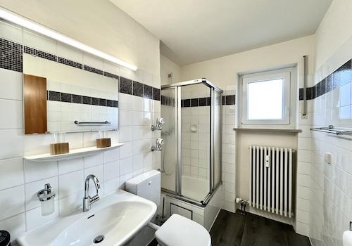 Badezimmer mit Dusche