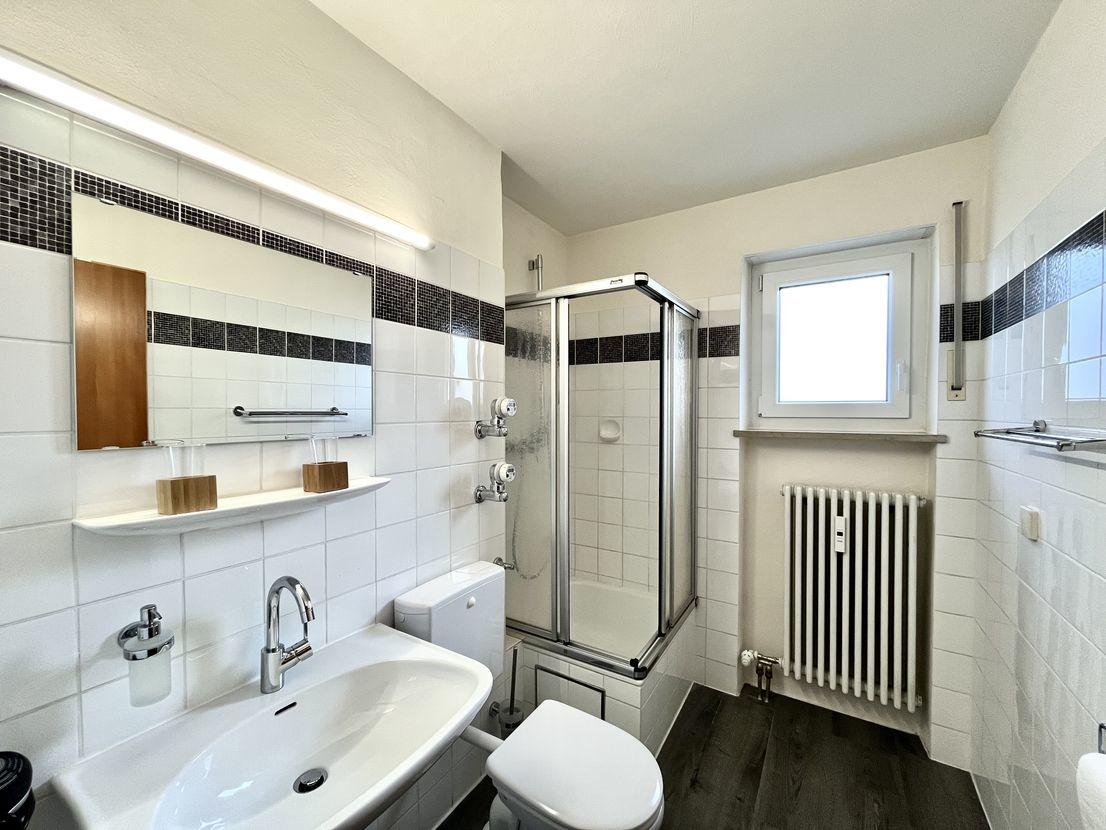Badezimmer mit Dusche