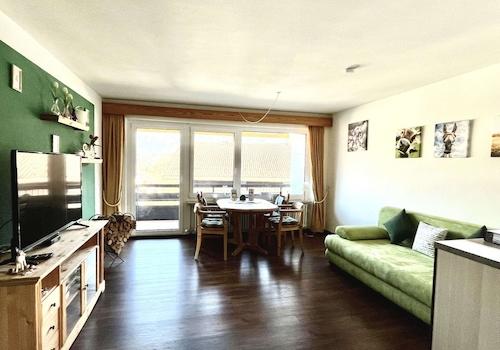 Wohnzimmer mit Essbereich und Einbauküche
