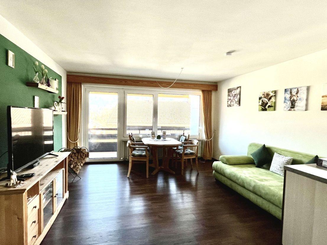 Wohnzimmer mit Essbereich und Einbauküche