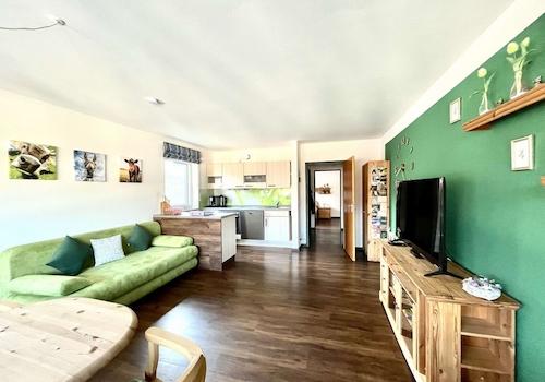 Wohnzimmer mit Essbereich und Einbauküche
