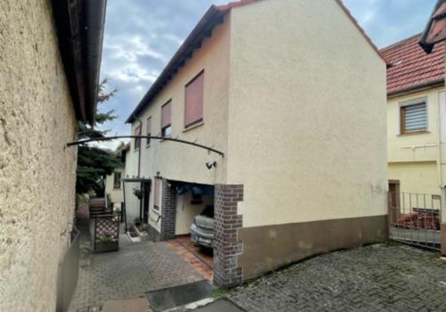 Ansicht mit Zufahrt und Car-Poart