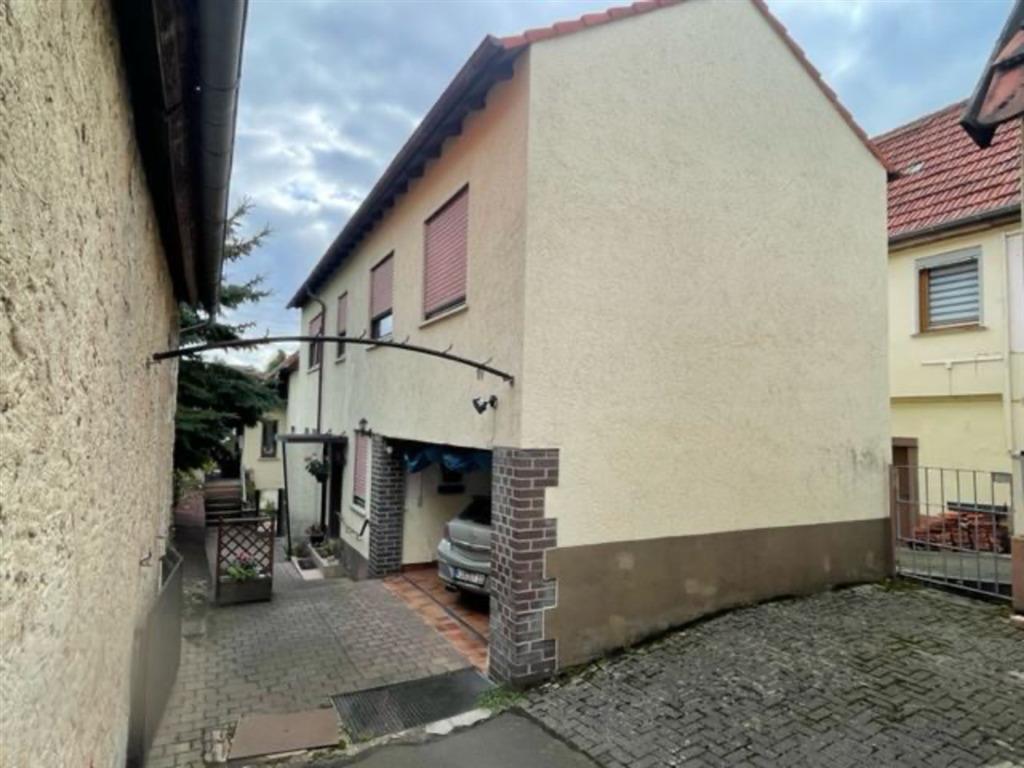 Ansicht mit Zufahrt und Car-Poart