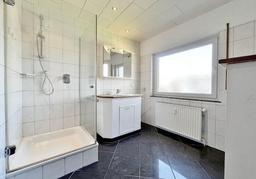 Duschbad mit Waschmaschinenanschluss DG
