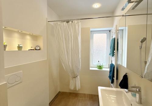 Gäste-WC mit Dusche