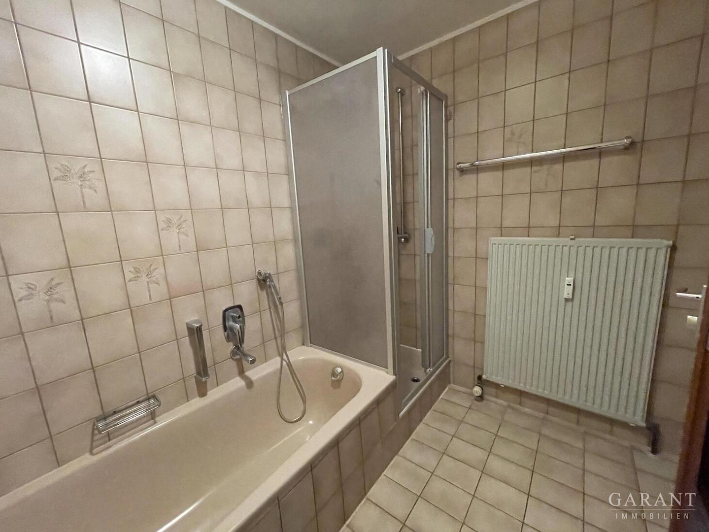 Bad mit Wanne und Dusche