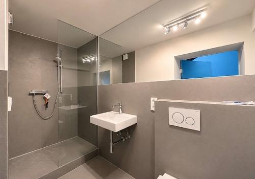 Bad mit Dusche im UG