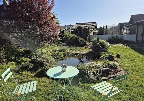 Garten mit kleinem Teich