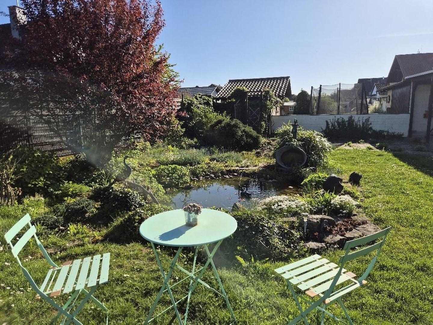 Garten mit kleinem Teich