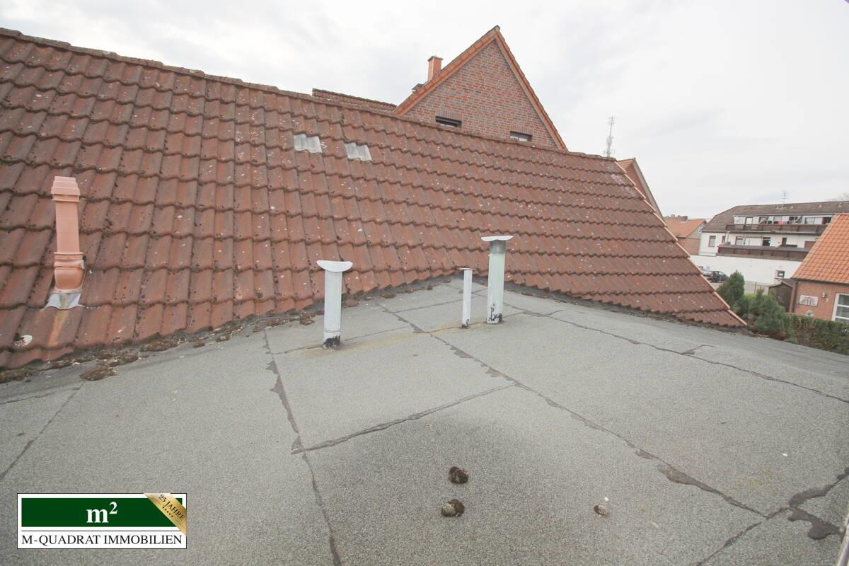 Blick v. Haupthaus auf Zwischenbau u. gr. Nutzbereich