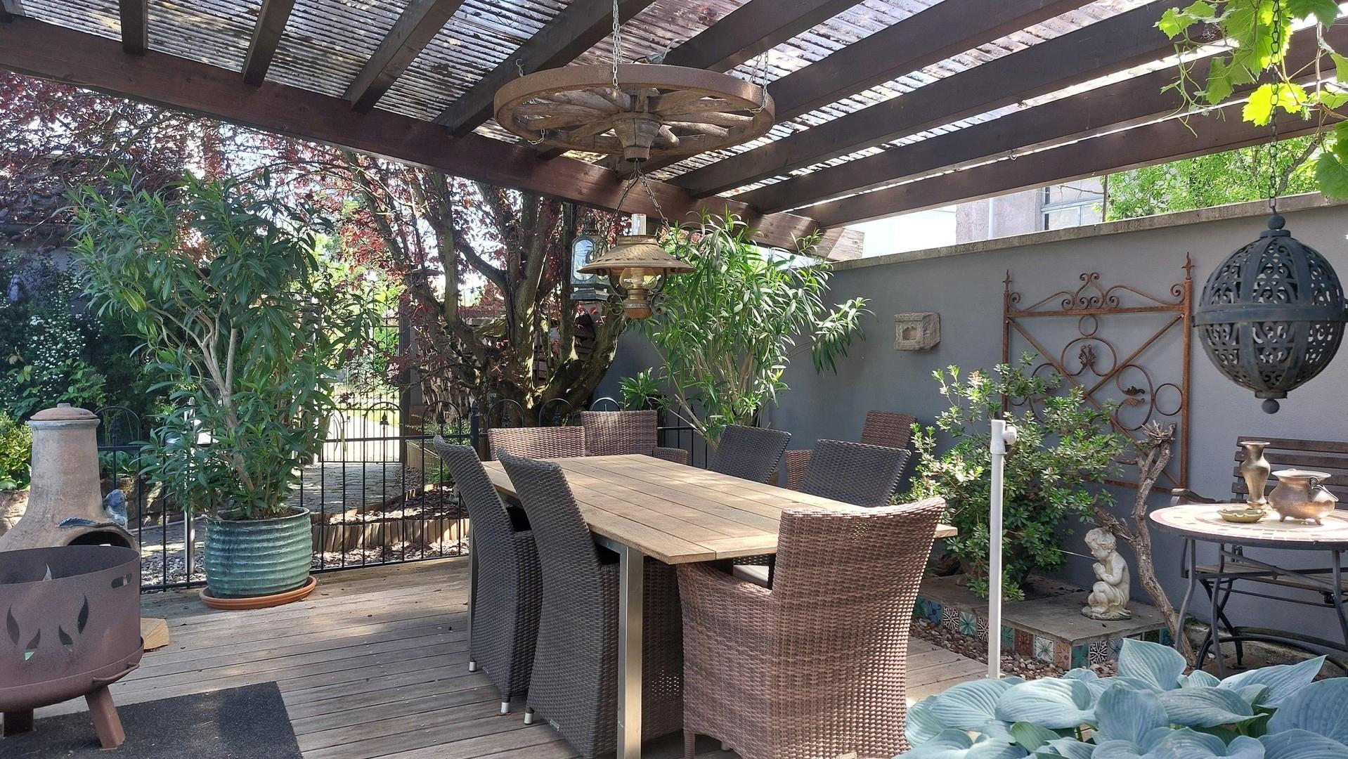 überdachte Terrasse im Garten