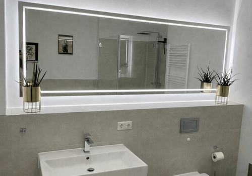 Badezimmer mit LED Spiegel