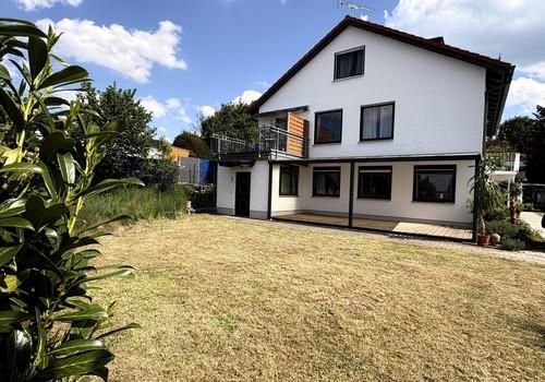Außenansicht mit Garten 